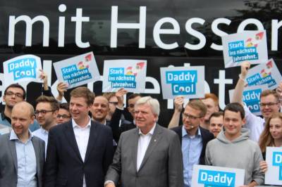 �Daddy Cool� Volker Bouffier (Mitte), CDU-Landtagskandidat Michael Ruhl (rechts daneben) und die Junge Union Hessen starteten in Alsfeld in den Wahlkampf
	

