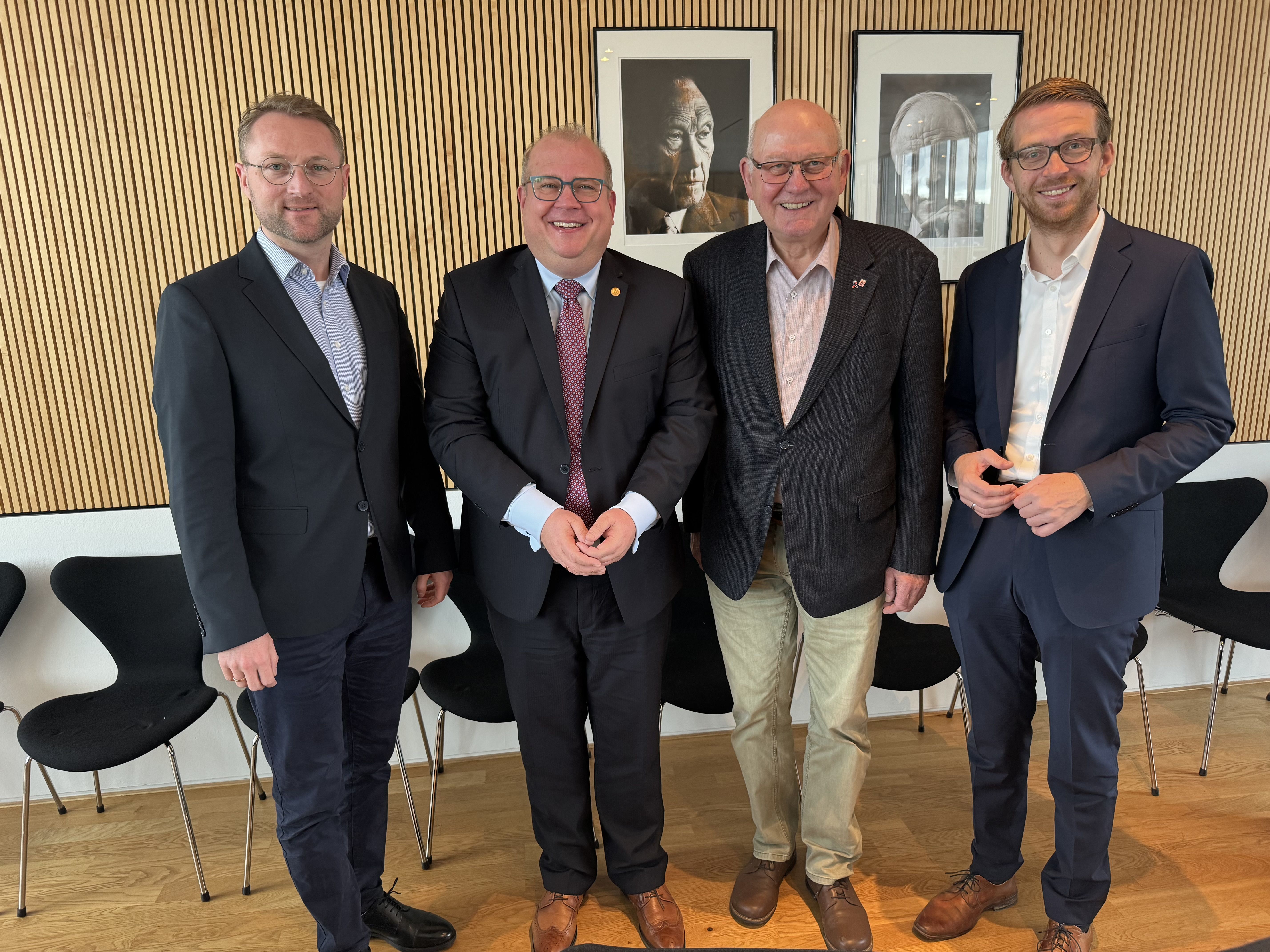 Verhandeln mit am schwarz-roten Koalitionsvertrag in Hessen: CDU-Kreisvorsitzender Dr. Jens Mischak, CDU-Landesvorstandsmitglied Stephan Paule, Senioren-Union-Landeschef Kurt Wiegel und Landtagsabgeordneter Michael Ruhl (von links)