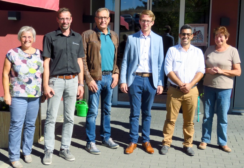 CDU-Landtagskandidat Michael Ruhl (dritter v. re.) und Annerose Seipp (re.), Norbert Reinhardt, Kai Widauer und Mechthild Eckstein (li.) informieren sich bei Heimleiter Ludemberg Pereira-de Lima (2. v. re.) über das Seniorenzentrum Goldborn CDU-Landtagskandidat Michael Ruhl (dritter v. re.) und Annerose Seipp (re.), Norbert Reinhardt, Kai Widauer und Mechthild Eckstein (li.) informieren sich bei Heimleiter Ludemberg Pereira-de Lima (2. v. re.) über das Seniorenzentrum Goldborn