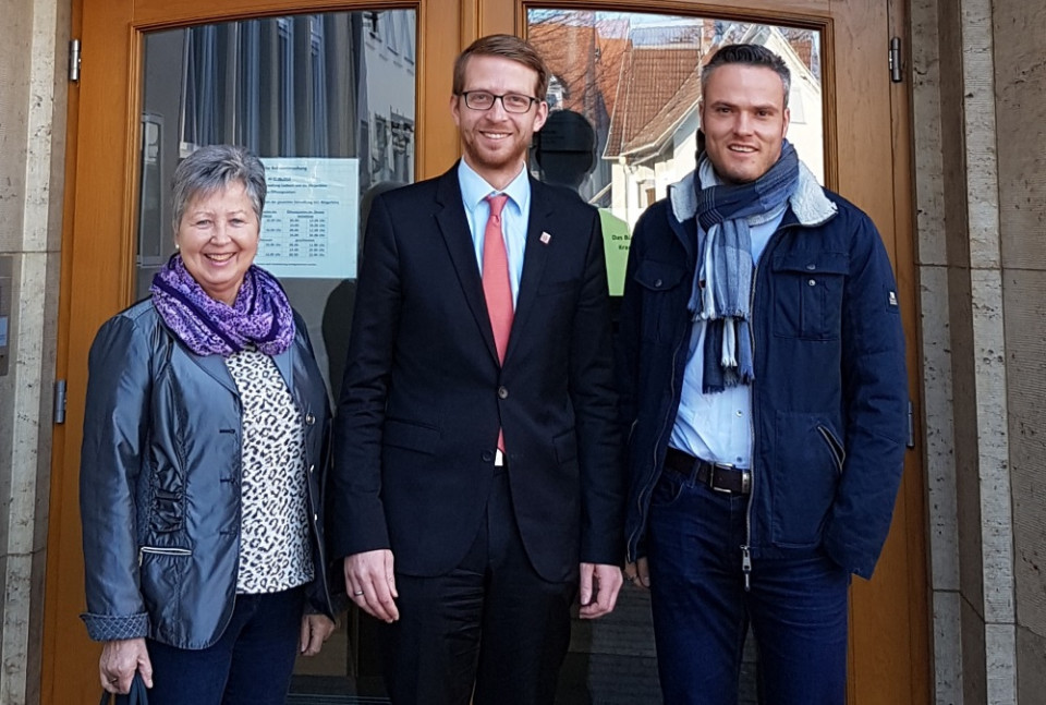 Begrüßten den neuen Wahlkreisabgeordneten, Michael Ruhl (M.), im Laubacher Rathaus: Erste Stadträtin Isolde Hanak und Bürgermeister Peter Klug. Begrüßten den neuen Wahlkreisabgeordneten, Michael Ruhl (M.), im Laubacher Rathaus: Erste Stadträtin Isolde Hanak und Bürgermeister Peter Klug.