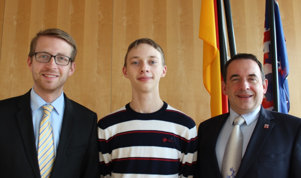 Praktikum beim Landtagsabgeordneten Michael Ruhl (l.): Adrian Schwing im Landtag in Wiesbaden beim Treffen mit dem hessischen Kultusminister Prof. Alexander Lorz (rechts) Praktikum beim Landtagsabgeordneten Michael Ruhl (l.): Adrian Schwing im Landtag in Wiesbaden beim Treffen mit dem hessischen Kultusminister Prof. Alexander Lorz (rechts)