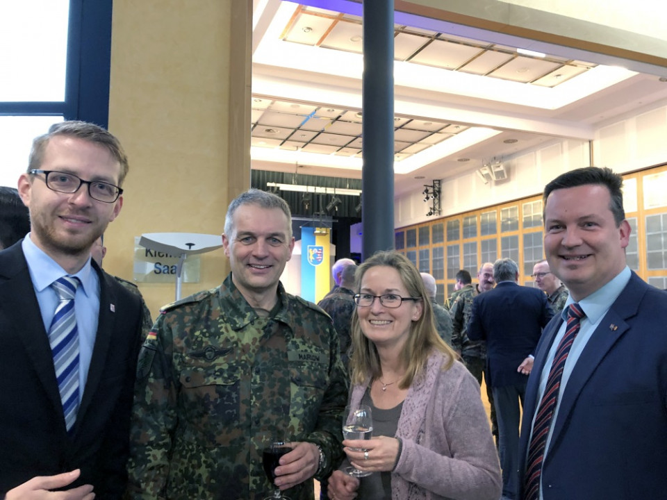 Dankten dem scheidenden Divisionskommandeur, Generalmajor Andreas Marlow und seiner Ehefrau, beim Abschiedsempfang in Stadtallendorf: Landtagsabgeordneter Michael Ruhl (links) und Antrifttals Bürgermeister Dietmar Krist (rechts) Dankten dem scheidenden Divisionskommandeur, Generalmajor Andreas Marlow und seiner Ehefrau, beim Abschiedsempfang in Stadtallendorf: Landtagsabgeordneter Michael Ruhl (links) und Antrifttals Bürgermeister Dietmar Krist (rechts)