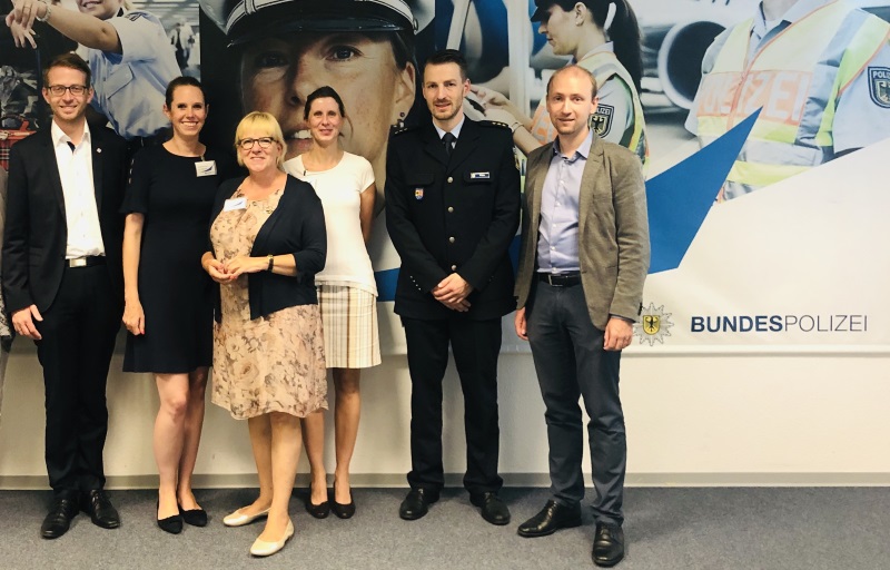 Der CDU-Abgeordnetengruppe mit Landtagsabgeordnetem Michael Ruhl (links) wurde von Vertretern des Hessischen Innenministeriums und des RP sowie von Bundespolizeiinspektionsleiter Christian Klein (2.v.r) die gemeinsame Arbeit bei der Rückführung informiert Der CDU-Abgeordnetengruppe mit Landtagsabgeordnetem Michael Ruhl (links) wurde von Vertretern des Hessischen Innenministeriums und des RP sowie von Bundespolizeiinspektionsleiter Christian Klein (2.v.r) die gemeinsame Arbeit bei der Rückführung informiert