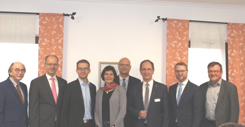 Diskutierten den neuen Sachstand der Ortsumgehung B 254 Lauterbach/Wartenberg (v.l.): Rainer-Hans Vollmöller, Michael Brand, Michael Ruhl und Eva Goldbach, Dr. Olaf Dahlmann, Regierungspräsident Dr. Christoph Ullrich, Dr. Jens Mischak und Ulrich Hansel Diskutierten den neuen Sachstand der Ortsumgehung B 254 Lauterbach/Wartenberg (v.l.): Rainer-Hans Vollmöller, Michael Brand, Michael Ruhl und Eva Goldbach, Dr. Olaf Dahlmann, Regierungspräsident Dr. Christoph Ullrich, Dr. Jens Mischak und Ulrich Hansel