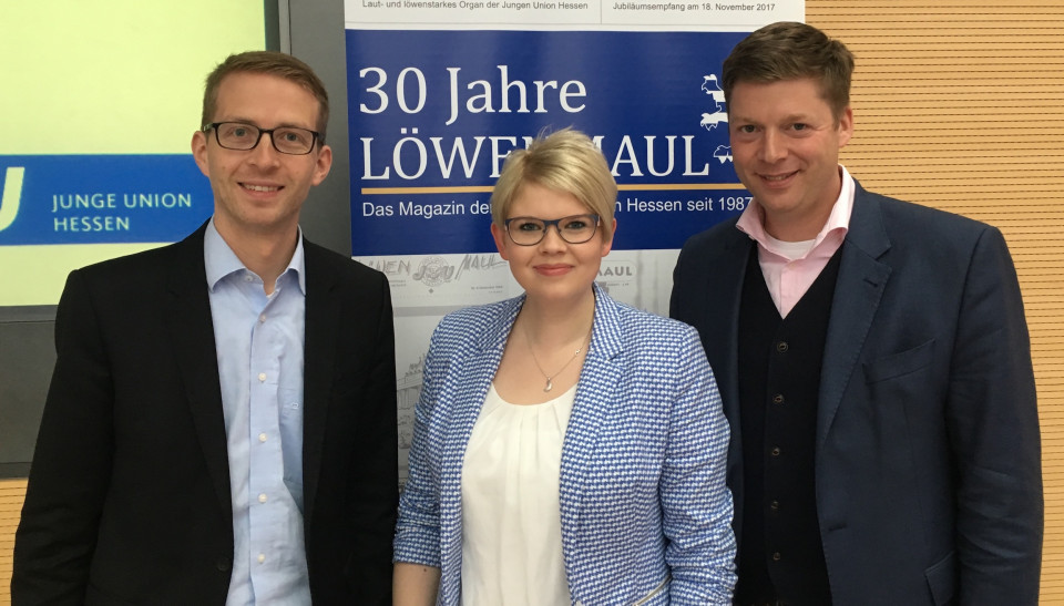 Der Vogelsberger CDU-Landtagskandidat Michael Ruhl(links) steht an zweiter Stelle der hessischen Landtagskandidatenliste der Jungen Union Hessen, freuen sich JU-Kreisvorsitzende Jennifer Gießler und JU-Landesvorsitzender Dr. Stephan Heck(rechts).